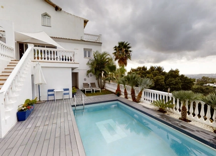 PARTE DE VILLA CON DOS APARTAMENTOS INDEPENDIENTES Y PISCINA CLIMATIZADA EN MIJAS