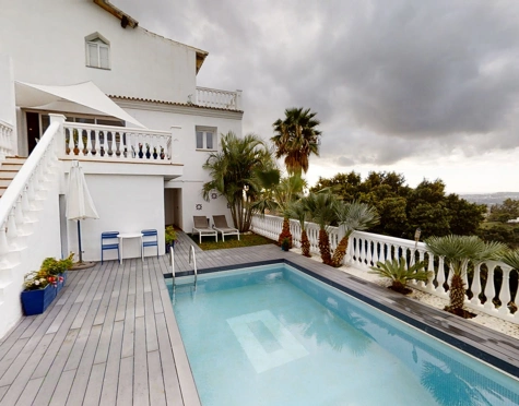 PART OF A VILLA WITH TWO INDEPENDENT APARTMENTS AND HEATED POOL IN MIJAS