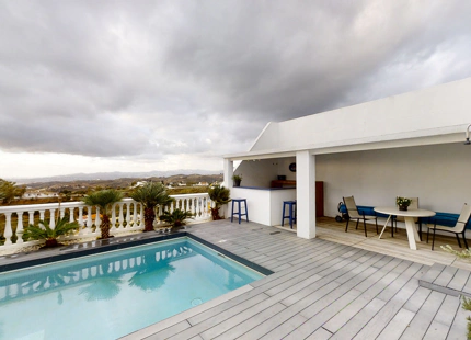 PARTE DE VILLA CON DOS APARTAMENTOS INDEPENDIENTES Y PISCINA CLIMATIZADA EN MIJAS