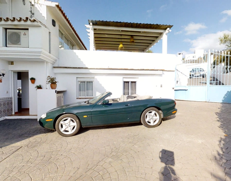 PART OF A VILLA WITH TWO INDEPENDENT APARTMENTS AND HEATED POOL IN MIJAS