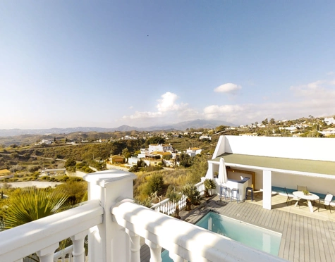 PARTE DE VILLA CON DOS APARTAMENTOS INDEPENDIENTES Y PISCINA CLIMATIZADA EN MIJAS