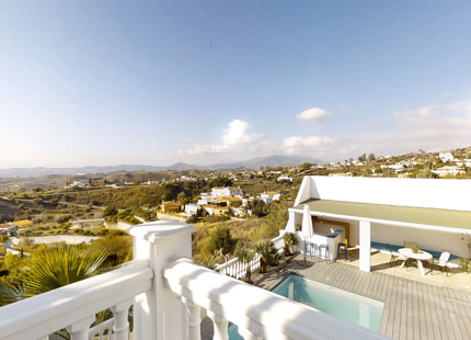 PARTE DE VILLA CON DOS APARTAMENTOS INDEPENDIENTES Y PISCINA CLIMATIZADA EN MIJAS