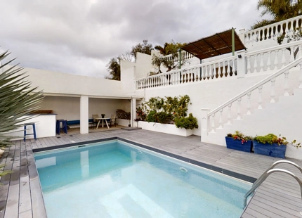 PARTE DE VILLA CON DOS APARTAMENTOS INDEPENDIENTES Y PISCINA CLIMATIZADA EN MIJAS