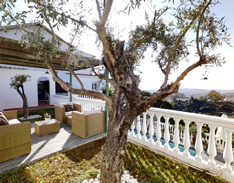 PART OF A VILLA WITH TWO INDEPENDENT APARTMENTS AND HEATED POOL IN MIJAS