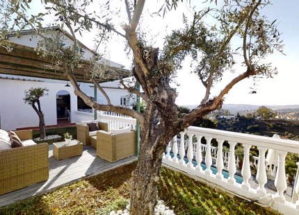 PARTE DE VILLA CON DOS APARTAMENTOS INDEPENDIENTES Y PISCINA CLIMATIZADA EN MIJAS