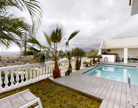 PART OF A VILLA WITH TWO INDEPENDENT APARTMENTS AND HEATED POOL IN MIJAS