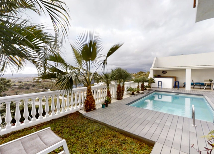 PARTE DE VILLA CON DOS APARTAMENTOS INDEPENDIENTES Y PISCINA CLIMATIZADA EN MIJAS
