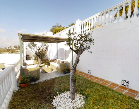 PART OF A VILLA WITH TWO INDEPENDENT APARTMENTS AND HEATED POOL IN MIJAS