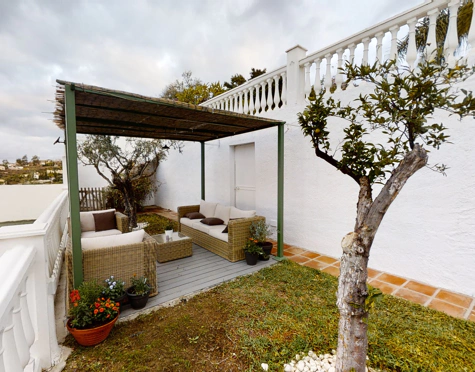 PART OF A VILLA WITH TWO INDEPENDENT APARTMENTS AND HEATED POOL IN MIJAS
