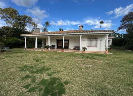 VILLA WITH RENOVATION POTENTIAL IN PARAÍSO MEDIO