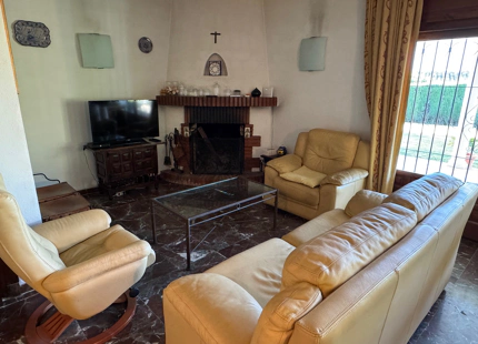 VILLA WITH RENOVATION POTENTIAL IN PARAÍSO MEDIO