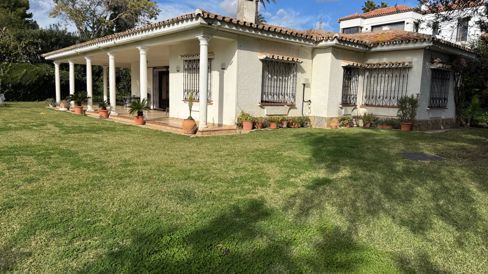 Villa for sale in Estepona