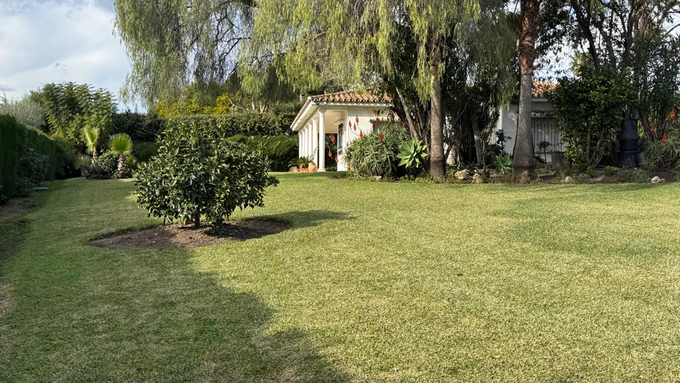 Villa for sale in Estepona