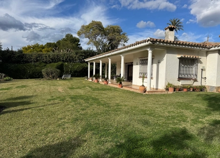 VILLA WITH RENOVATION POTENTIAL IN PARAÍSO MEDIO