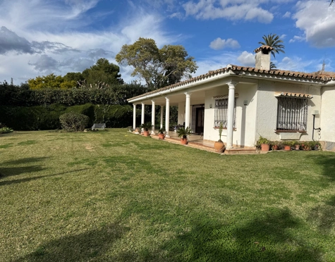 VILLA WITH RENOVATION POTENTIAL IN PARAÍSO MEDIO