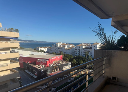APARTAMENTO CON VISTAS AL MAR EN EL CORAZÓN DE PUERTO BANÚS