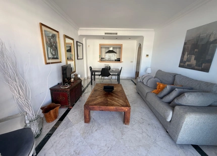 APARTAMENTO CON VISTAS AL MAR EN EL CORAZÓN DE PUERTO BANÚS