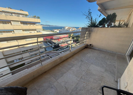 APARTAMENTO CON VISTAS AL MAR EN EL CORAZÓN DE PUERTO BANÚS