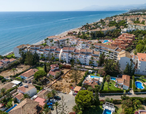 PLOT WITH APPROVED VILLA PROJECT JUST STEPS FROM THE BEACH IN MARBESA