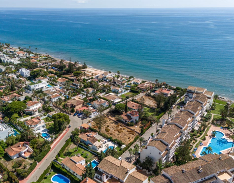 PLOT WITH APPROVED VILLA PROJECT JUST STEPS FROM THE BEACH IN MARBESA