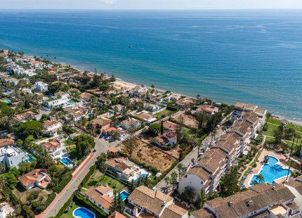 PARCELA CON PROYECTO DE VILLA A PASOS DE LA PLAYA EN MARBESA