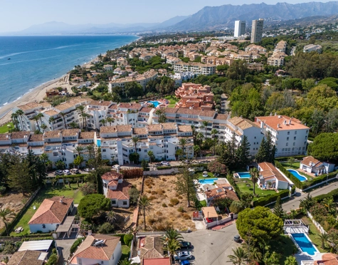 PLOT WITH APPROVED VILLA PROJECT JUST STEPS FROM THE BEACH IN MARBESA
