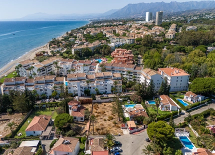 PARCELA CON PROYECTO DE VILLA A PASOS DE LA PLAYA EN MARBESA