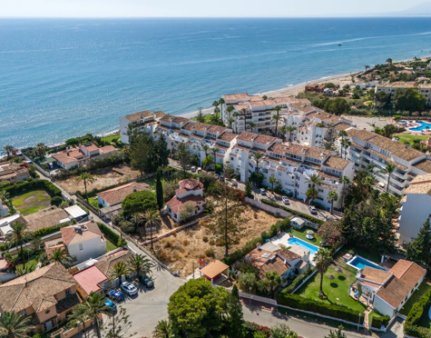 PLOT WITH APPROVED VILLA PROJECT JUST STEPS FROM THE BEACH IN MARBESA