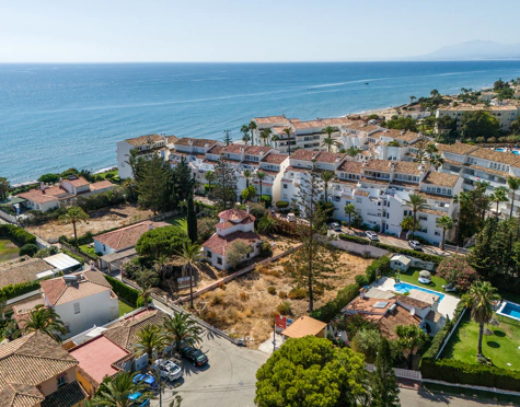 PLOT WITH APPROVED VILLA PROJECT JUST STEPS FROM THE BEACH IN MARBESA