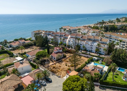 PARCELA CON PROYECTO DE VILLA A PASOS DE LA PLAYA EN MARBESA