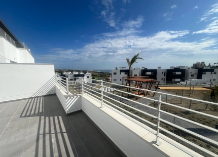 APARTAMENTO MODERNO CON VISTAS AL MAR EN ESTEPONA