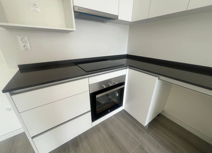 APARTAMENTO MODERNO CON VISTAS AL MAR EN ESTEPONA