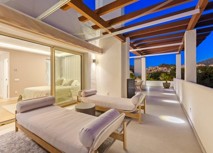 LUXURY DUPLEX PENTHOUSE WITH PANORAMIC SEA AND MOUNTAIN VIEWS IN NUEVA ANDALUCÍA