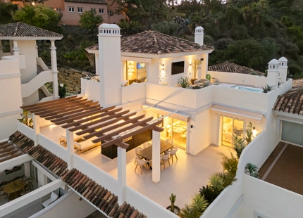 LUXURY DUPLEX PENTHOUSE WITH PANORAMIC SEA AND MOUNTAIN VIEWS IN NUEVA ANDALUCÍA