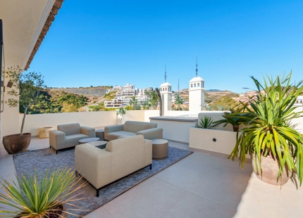 LUXURY DUPLEX PENTHOUSE WITH PANORAMIC SEA AND MOUNTAIN VIEWS IN NUEVA ANDALUCÍA