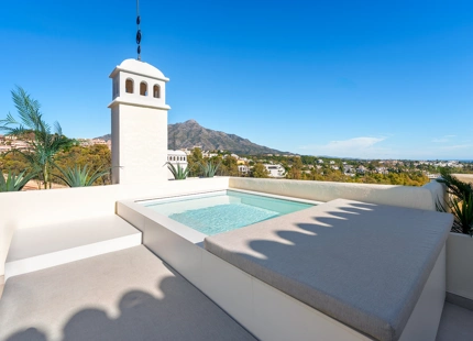 LUXURY DUPLEX PENTHOUSE WITH PANORAMIC SEA AND MOUNTAIN VIEWS IN NUEVA ANDALUCÍA