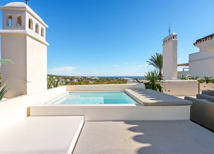 LUXURY DUPLEX PENTHOUSE WITH PANORAMIC SEA AND MOUNTAIN VIEWS IN NUEVA ANDALUCÍA