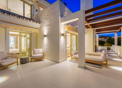 LUXURY DUPLEX PENTHOUSE WITH PANORAMIC SEA AND MOUNTAIN VIEWS IN NUEVA ANDALUCÍA