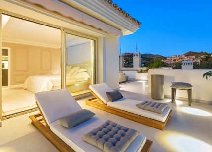 LUXURY DUPLEX PENTHOUSE WITH PANORAMIC SEA AND MOUNTAIN VIEWS IN NUEVA ANDALUCÍA