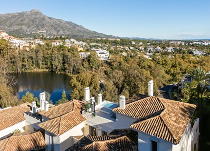 LUXURY DUPLEX PENTHOUSE WITH PANORAMIC SEA AND MOUNTAIN VIEWS IN NUEVA ANDALUCÍA
