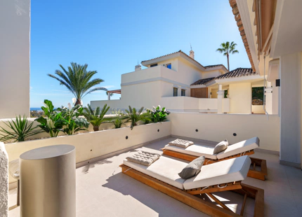 LUXURY DUPLEX PENTHOUSE WITH PANORAMIC SEA AND MOUNTAIN VIEWS IN NUEVA ANDALUCÍA