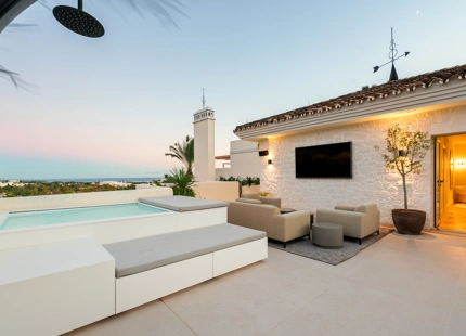 LUXURY DUPLEX PENTHOUSE WITH PANORAMIC SEA AND MOUNTAIN VIEWS IN NUEVA ANDALUCÍA
