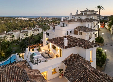 LUXURY DUPLEX PENTHOUSE WITH PANORAMIC SEA AND MOUNTAIN VIEWS IN NUEVA ANDALUCÍA