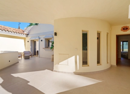 LUXURY DUPLEX PENTHOUSE WITH PANORAMIC SEA AND MOUNTAIN VIEWS IN NUEVA ANDALUCÍA