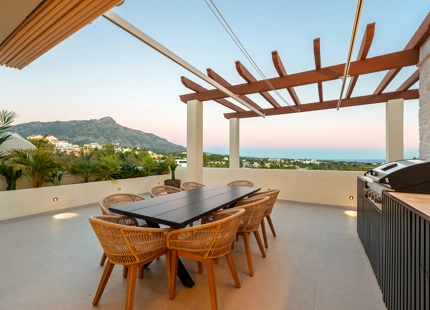 LUXURY DUPLEX PENTHOUSE WITH PANORAMIC SEA AND MOUNTAIN VIEWS IN NUEVA ANDALUCÍA