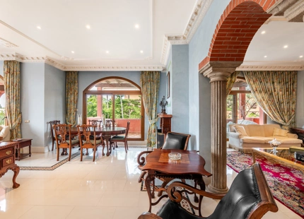 ÁTICO TRIPLEX ELEGANTE CON PISCINA PRIVADA Y VISTAS AL MAR EN GUADALMINA BAJA