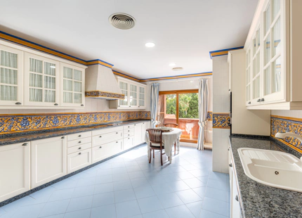 ÁTICO TRIPLEX ELEGANTE CON PISCINA PRIVADA Y VISTAS AL MAR EN GUADALMINA BAJA