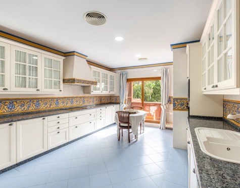 Penthouse for sale in Estepona East