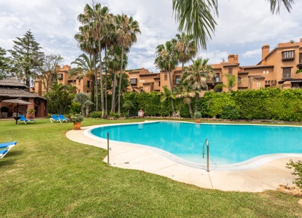 ÁTICO TRIPLEX ELEGANTE CON PISCINA PRIVADA Y VISTAS AL MAR EN GUADALMINA BAJA