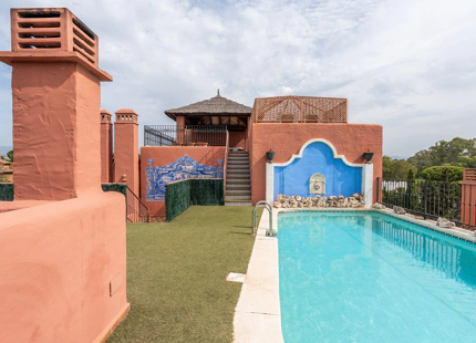 ÁTICO TRIPLEX ELEGANTE CON PISCINA PRIVADA Y VISTAS AL MAR EN GUADALMINA BAJA
